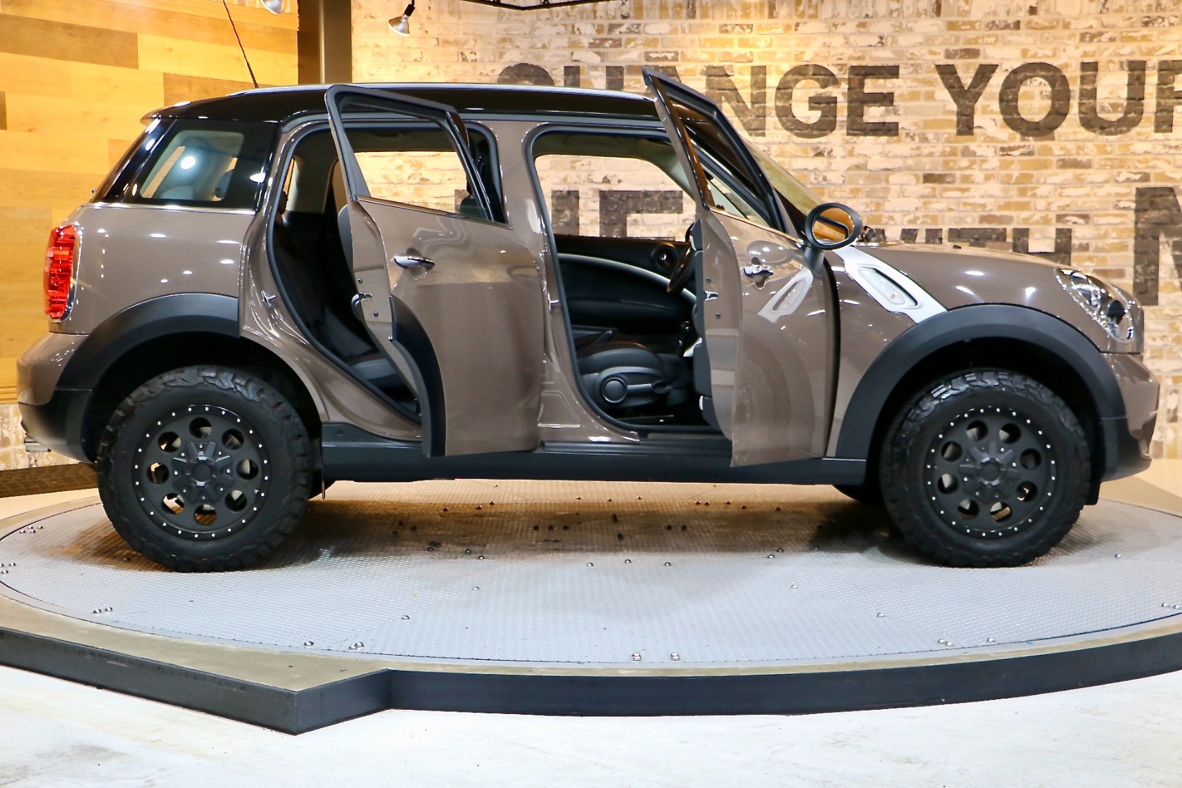 ミニクロスオーバー クーパー バレンタインロード | BMW | MINI