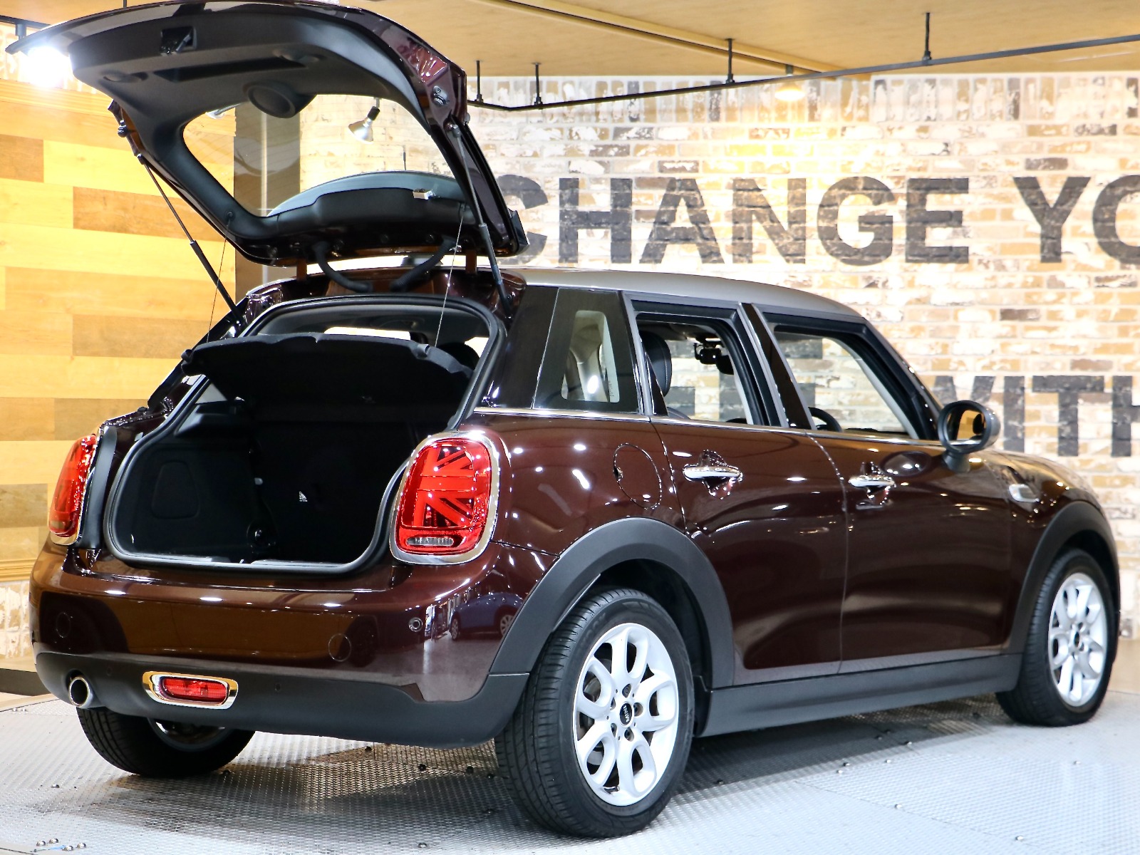 BMW MINI F54F56 MINI BURGUNDY EDITION 限定 エレガントな大人向けの限定車「MINIバーガンディーエディション