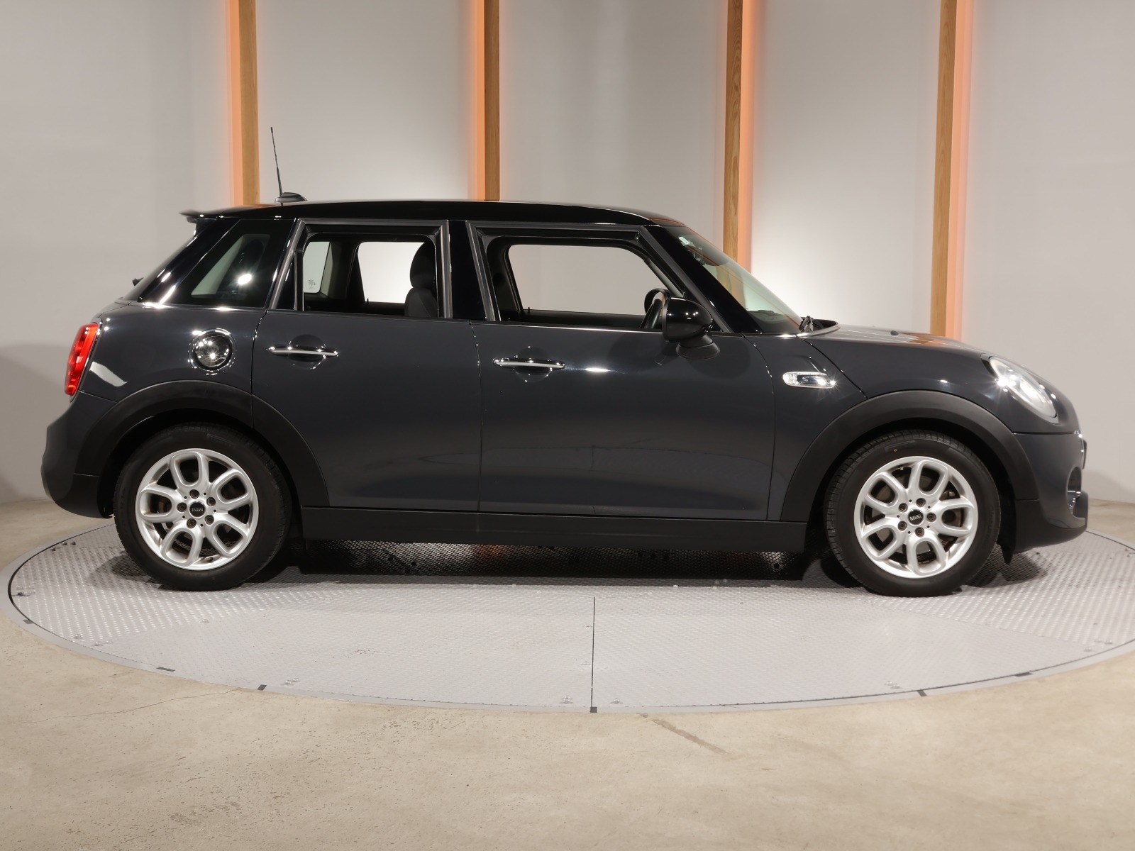 黒の5ドアアルミホイール車両 ミニ5ドア クーパーS | BMW | MINI（ミニ）の中古車専門店iR