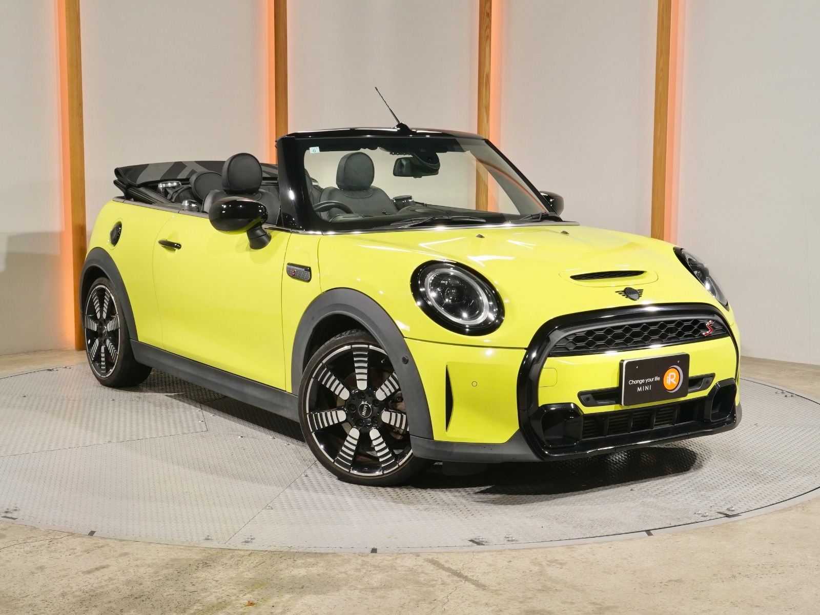 新型ミニクーパーコンバーチブル(F67)発表！内外装の分析＆先代モデル