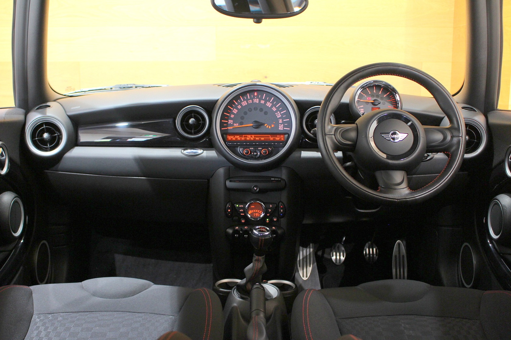 ミニクラブマン JCW | BMW | MINI(ミニ)の中古車専門店iR ミニクラブマン JCW | BMW | MINI(ミニ)の中古車専門店iR